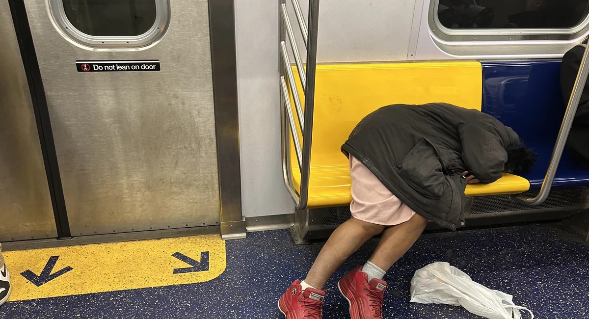 شرطة نيويورك تشدد حملة المترو مع ارتفاع قضايا النوم واحتلال المقاعد في نيويورك