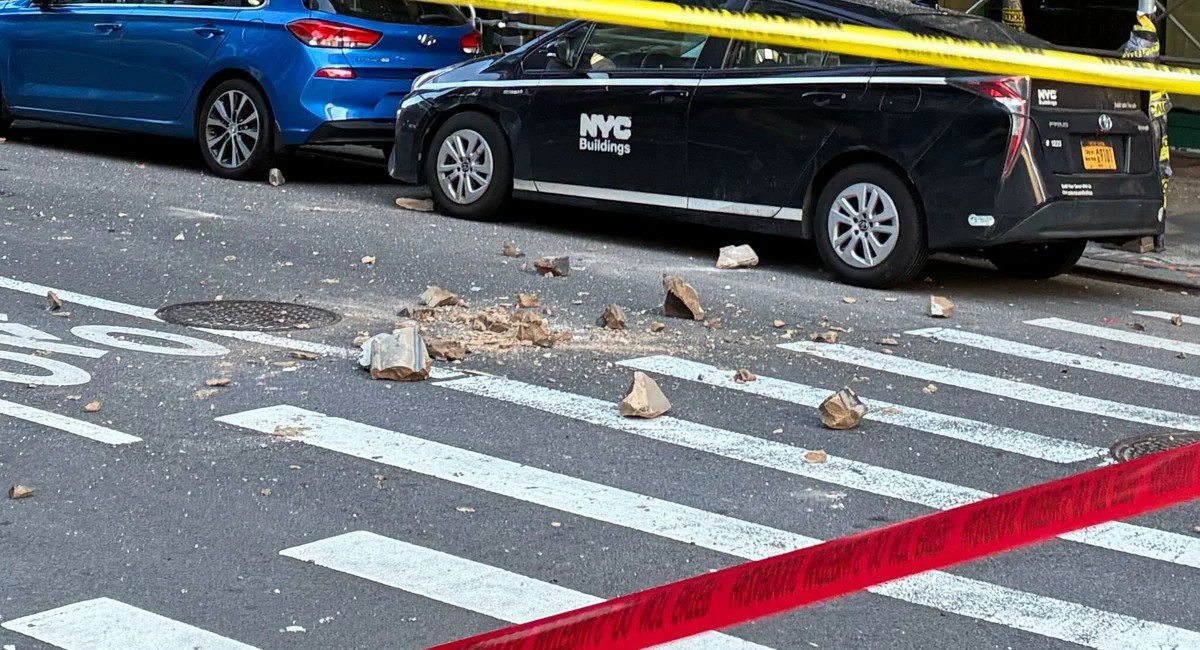 تساقط حطام من مبنى في تريبيكا ويعطل حركة الصباح قرب مقر إدارة المباني بنيويورك