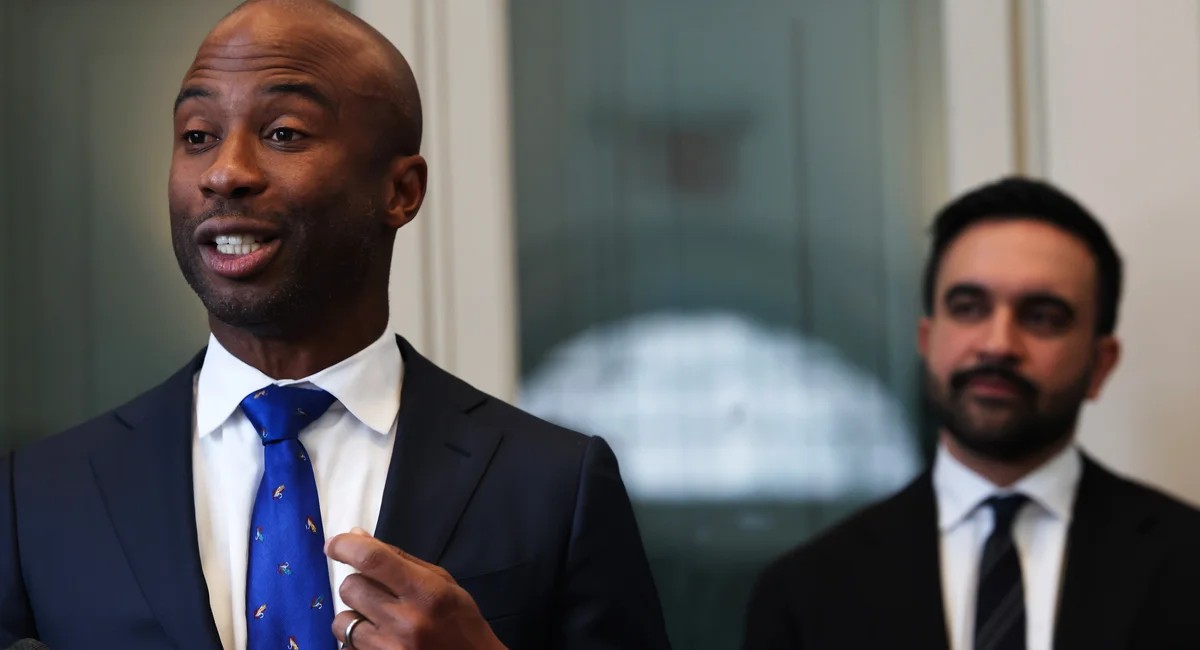 نيويورك تتراجع عن إغلاق مدارس في أبر ويست سايد وخطة ثانوية للذكاء الاصطناعي