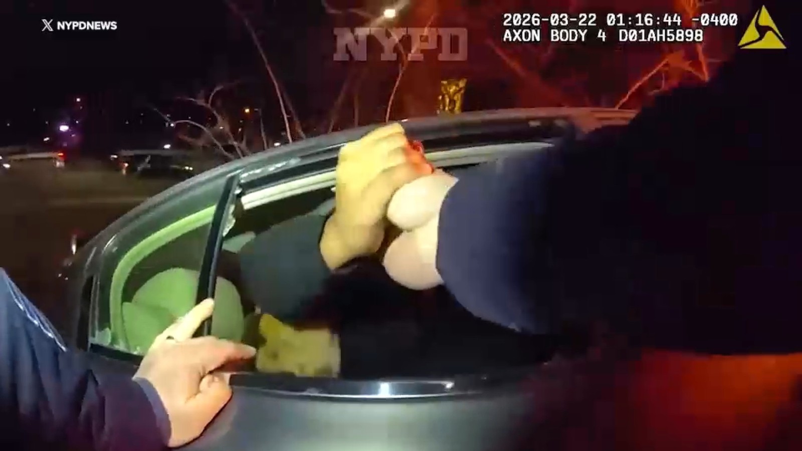 شرطة نيويورك تنقذ ثلاثة عالقين من سيارة مشتعلة على جراند سنترال باركواي في كوينز