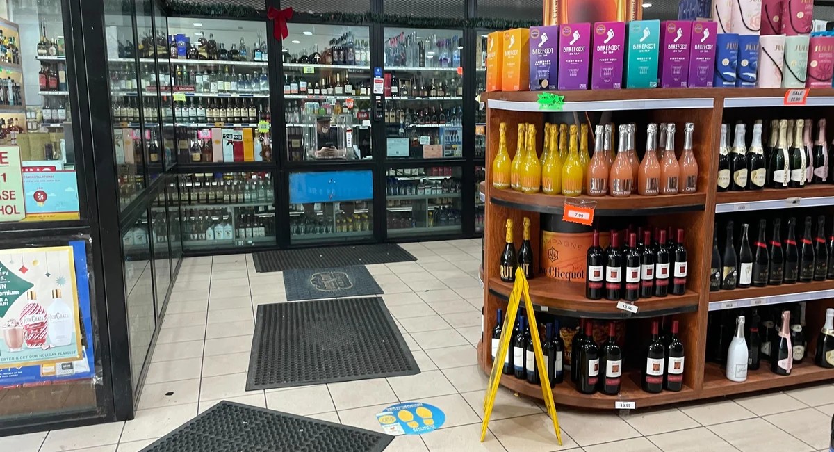 رجل من بروكلين يقاضي نيويورك بعد اعتداء شرطيين خطأً بمتجر غوانوس