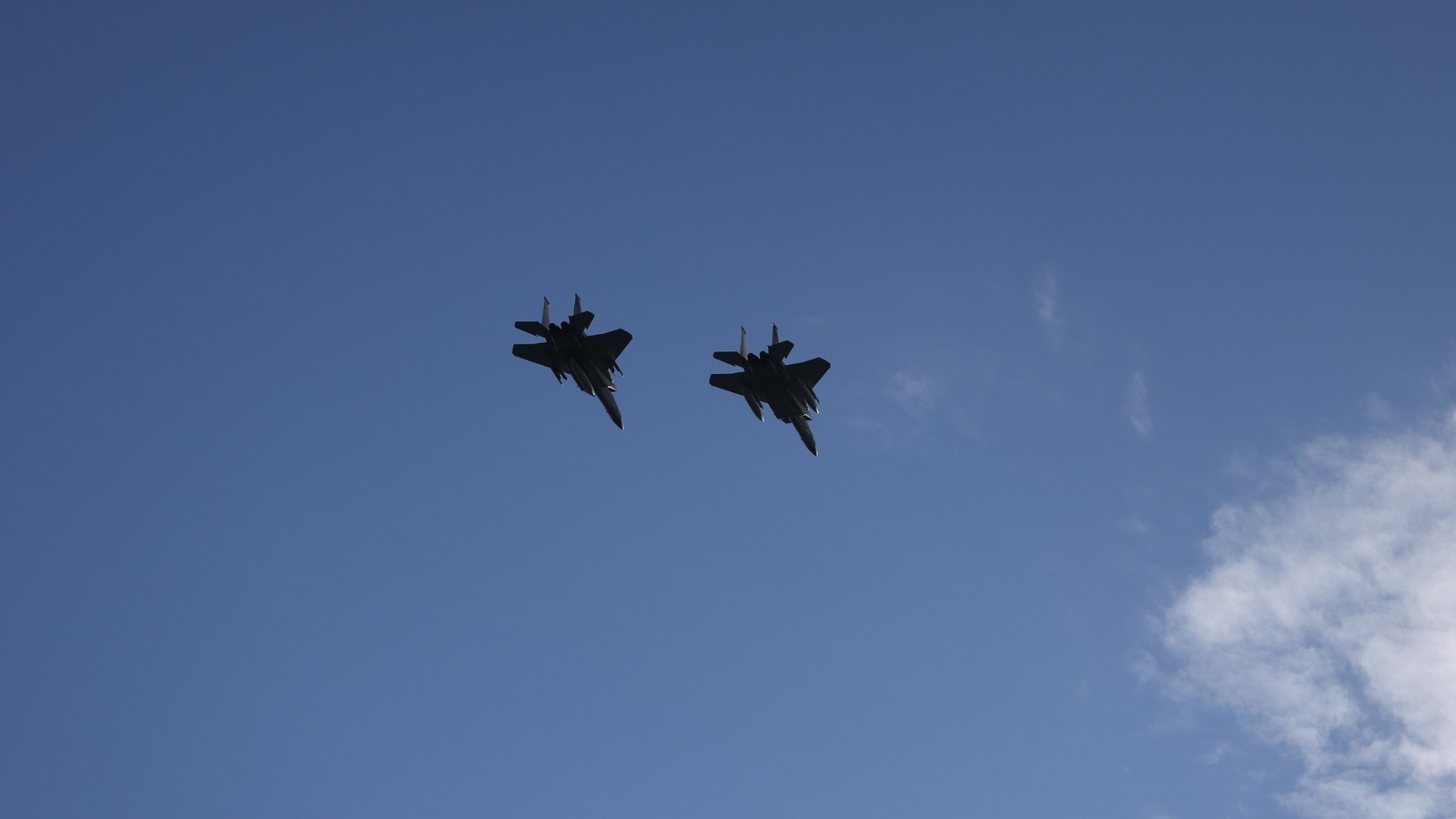 طيار سابق في سلاح الجو الأميركي يعلّق على نجاة طيار بعد فقدان مظلة مقاتلة F-15 في كاليفورنيا