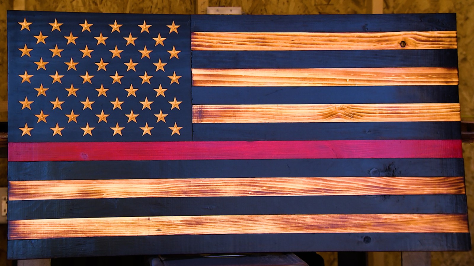 محارب قديم في نيوجيرسي يحوّل ورشة منزله إلى صناعة أعلام أمريكية مميزة