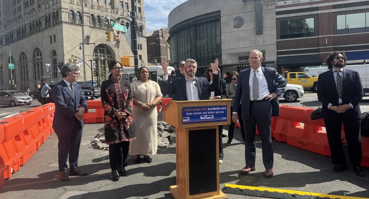 نيويورك تبدأ تنفيذ مسارات حافلات جديدة على فلاتبوش أفينيو في بروكلين