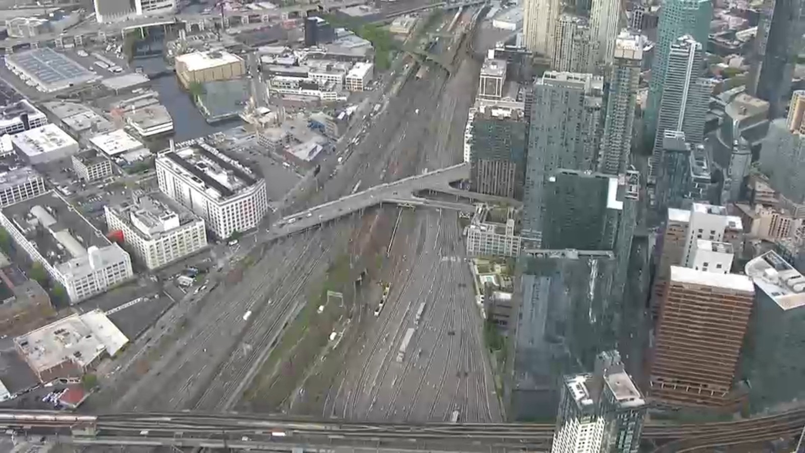 اصطدام قطار «لونغ آيلاند ريل رود» بحطام يعطل التنقل الصباحي في نيويورك