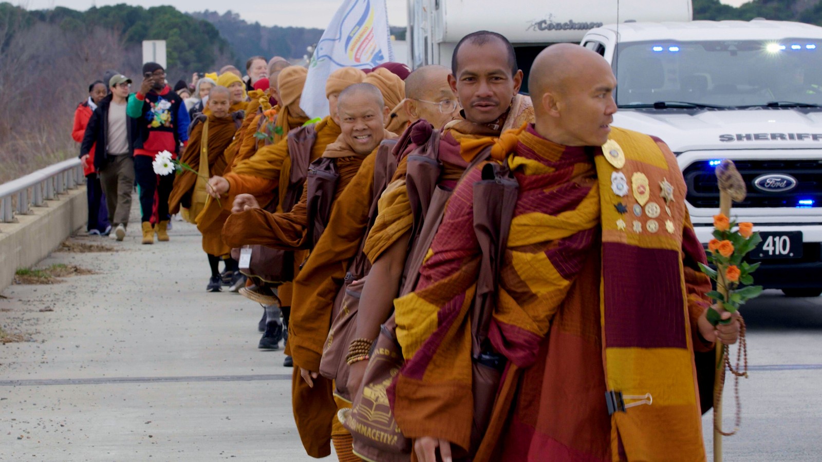 19 راهبًا بوذيًا يختتمون مسيرة سلام قطعوا فيها 2300 ميل عبر أمريكا