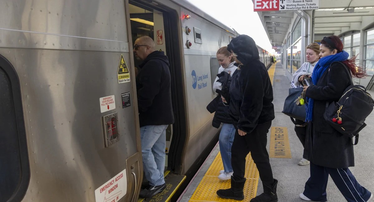 تعطل قطارين في نفق إيست ريفر يربك حركة لونغ آيلاند صباح الأربعاء