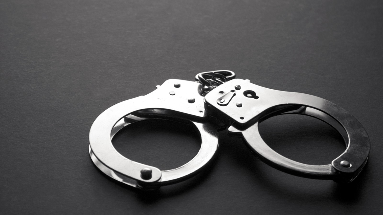 توقيف أربعة في بيرغن كاونتي بعد ضبط 520 ألف دولار وأسلحة في قضية تهريب مخدرات