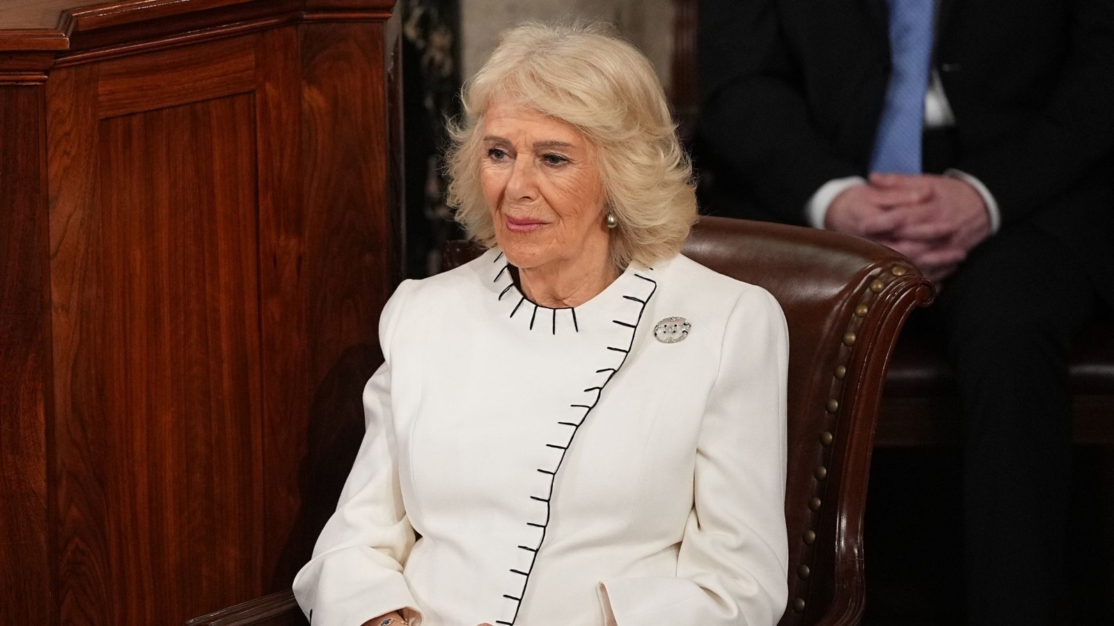 الملكة كاميلا تهدي مكتبة نيويورك العامة دمية «رو» خلال زيارتها للمدينة