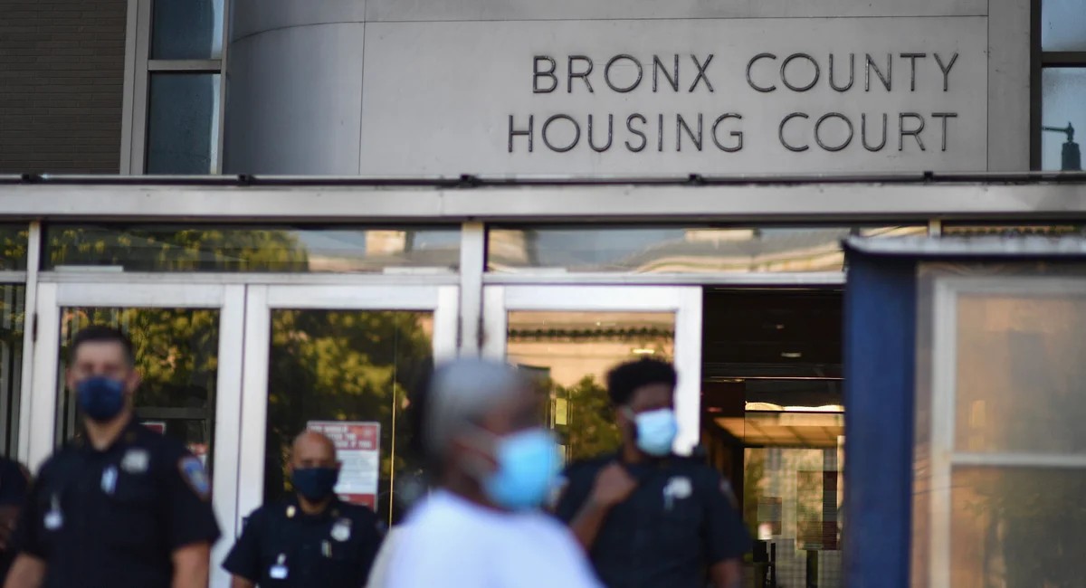 نيويورك تدعو ملاك العقارات إلى الحد من إخلاء المستأجرين السابقين بلا مأوى