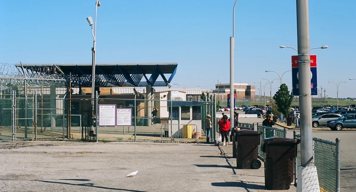 اتهام ضابطي إصلاح في رايكرز بتلفيق رواية لنطح الرأس لتبرير رش الفلفل