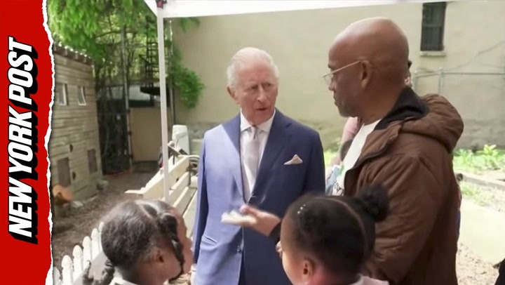 الملك تشارلز يزور مزرعة حضرية في هارلم ويطعم الدجاج خلال جولة نادرة في نيويورك