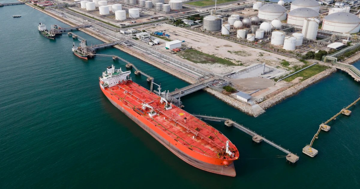 ترامب يمدد إعفاء قانون جونز 90 يومًا لخفض أسعار الوقود في الولايات المتحدة