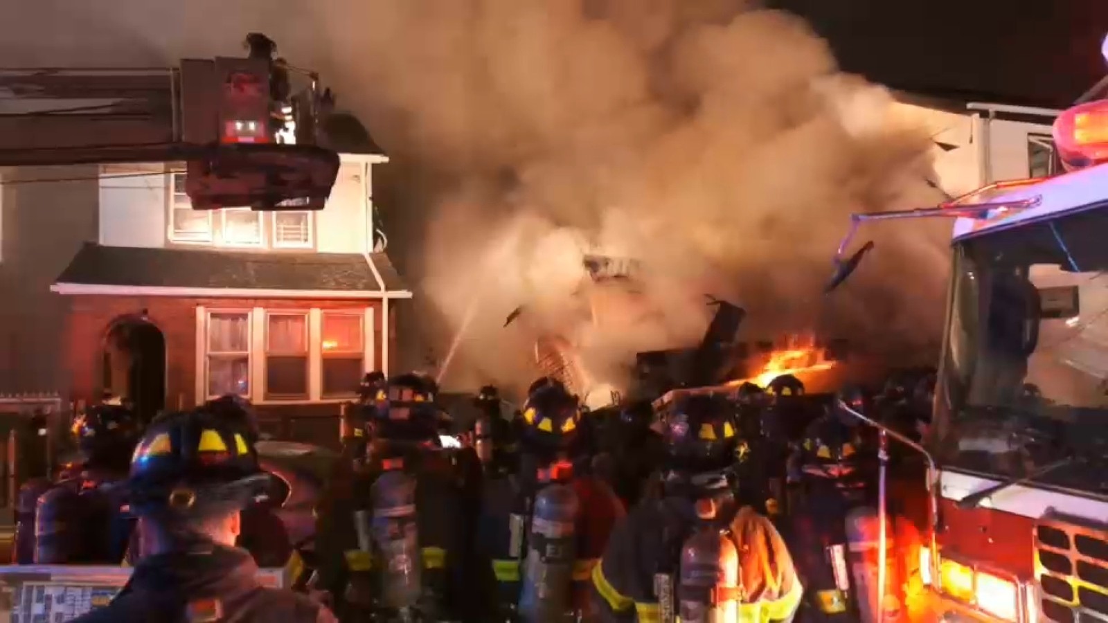 حريق غاز هائل يدمّر منزلًا في ساوث أوزون بارك ويصيب 7 من رجال الشرطة