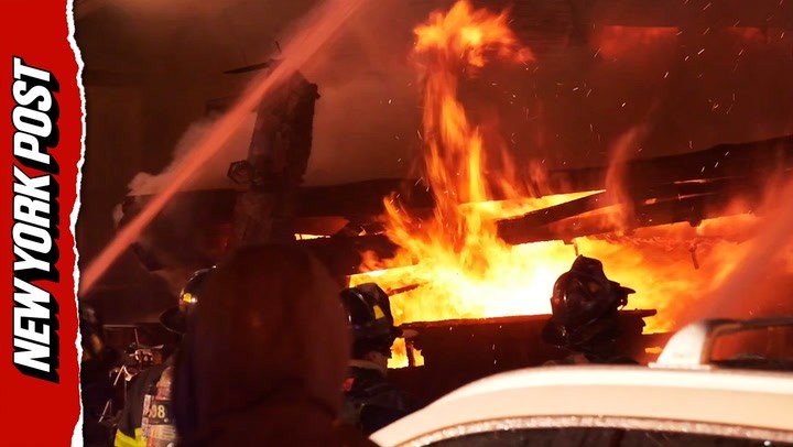 انفجار يحرق منزلًا في كوينز ويصيب 10 بينهم 7 من شرطة نيويورك أثناء تدخل أمني