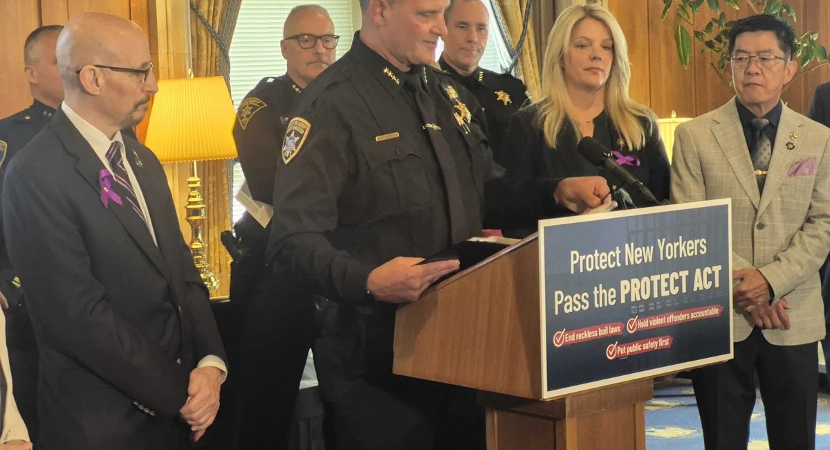 نيويورك تقترب من حظر احتجاز المهاجرين في السجون المحلية لصالح «آيس»