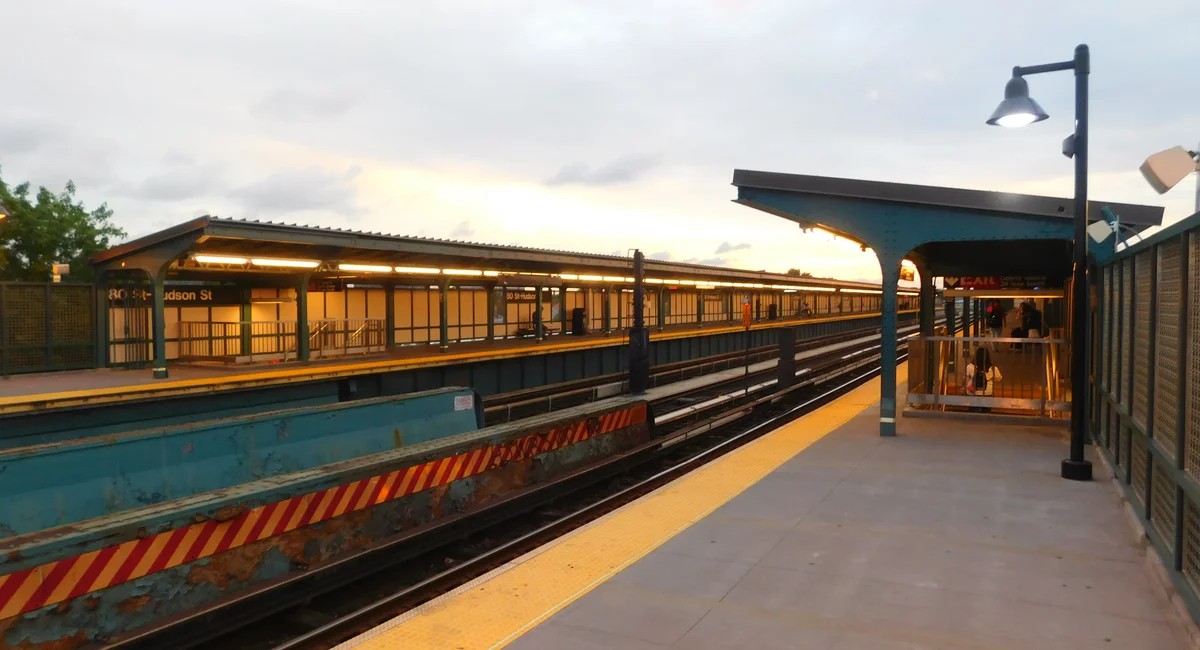 نيويورك: توقيف مراهق بتهمة صلتين بإطلاق نار استهدفا الضحية نفسها في قطار A