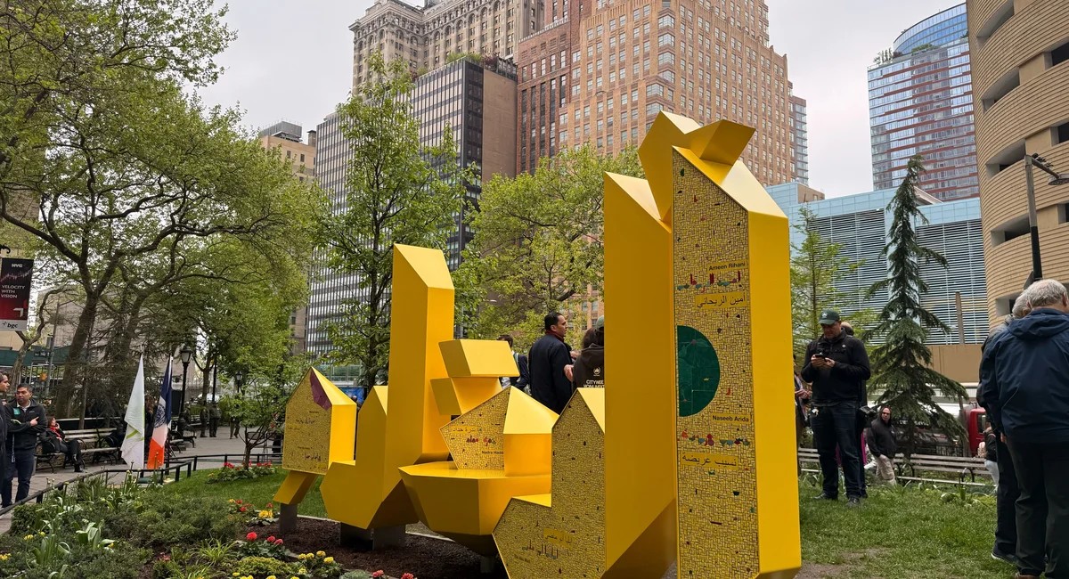 نيويورك تكشف في مانهاتن السفلى نصباً فنياً يحيي إرث «ليتل سيريا» الأدبي