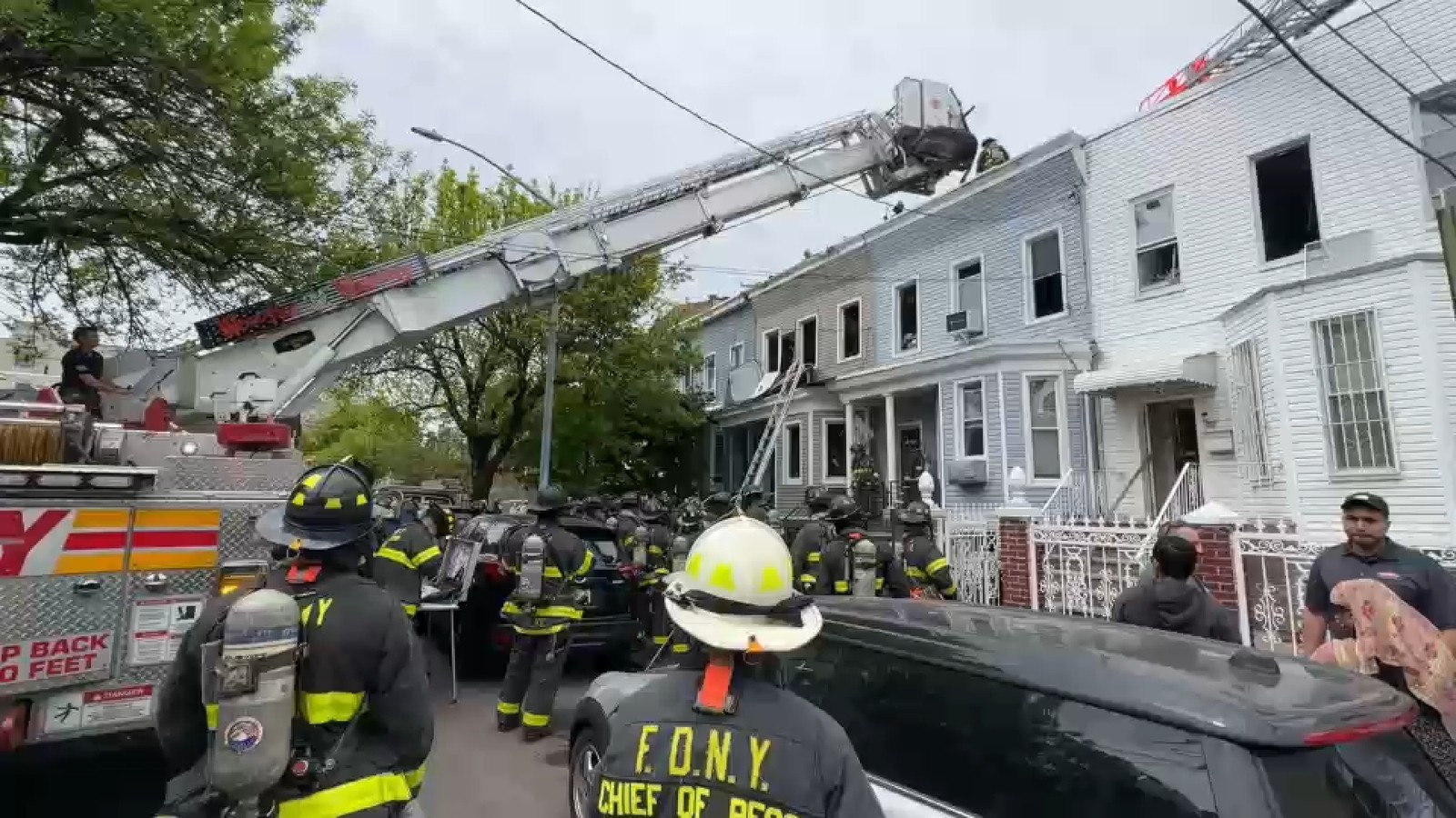 إطفائيان ينقذان سكان أستوريا من حريق سريع الانتشار في كوينز