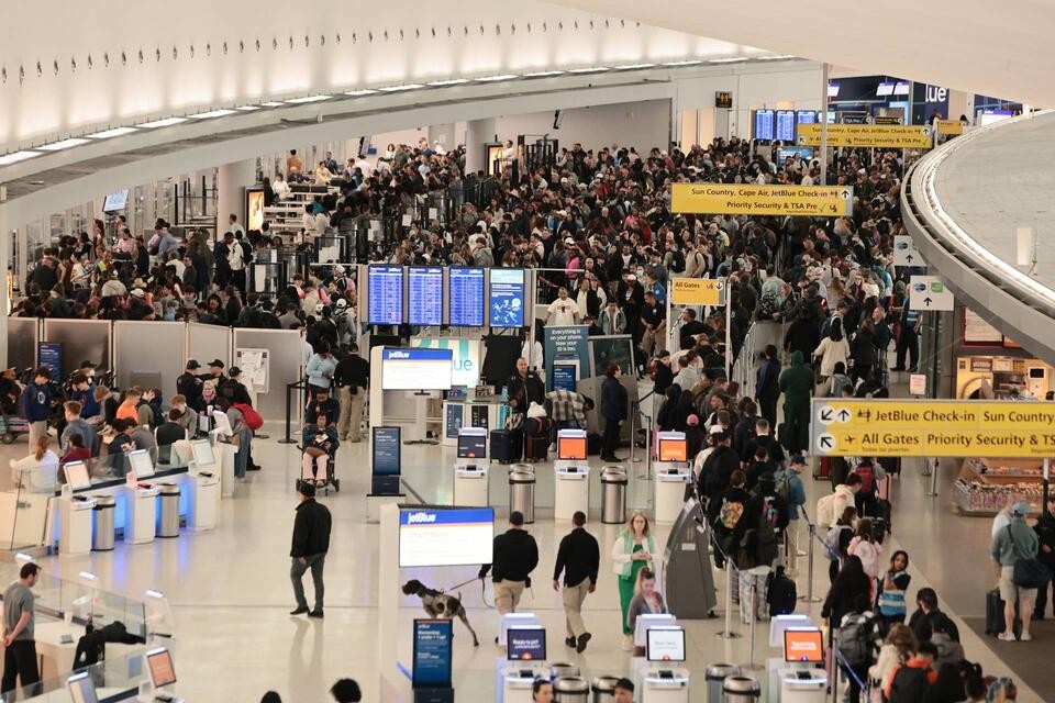 شركة طيران كبرى توقف كل رحلاتها إلى مطار أمريكي مهم