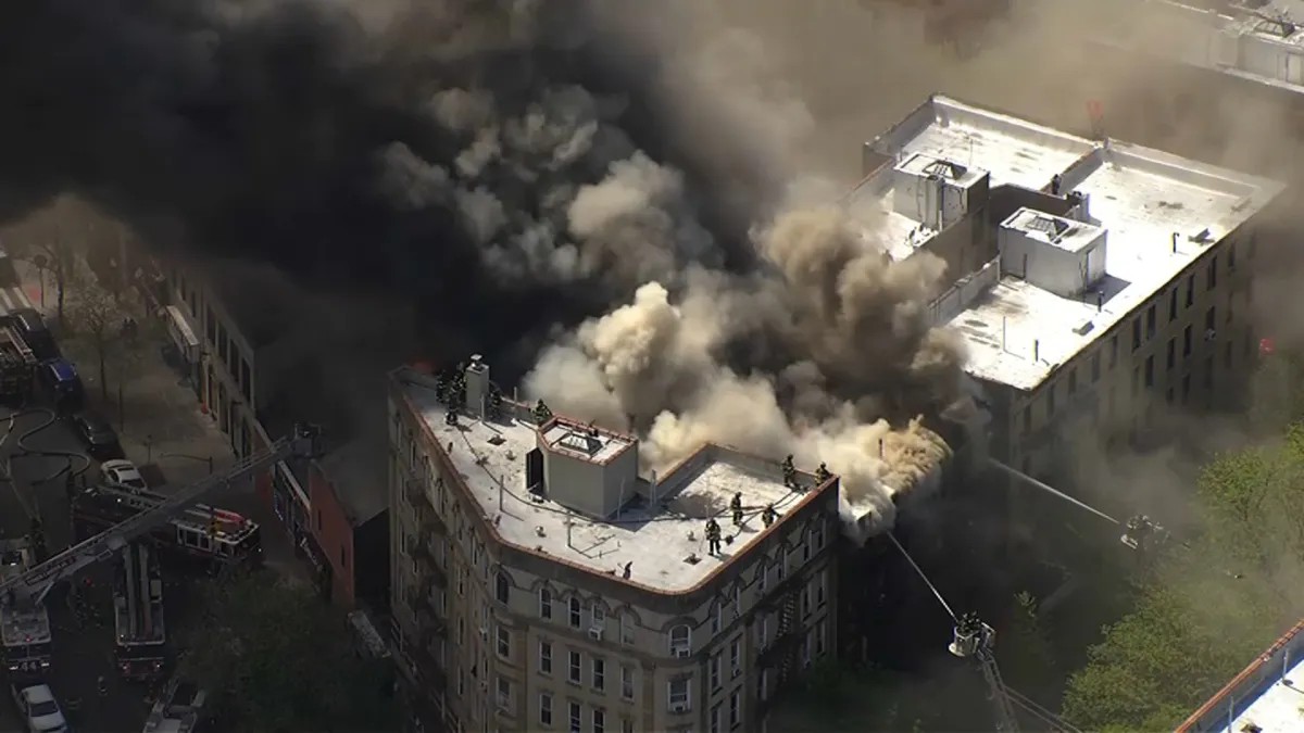 مقتل شخصين وإصابة 11 آخرين في حريق ضرب مبنى سكنياً في برونكس