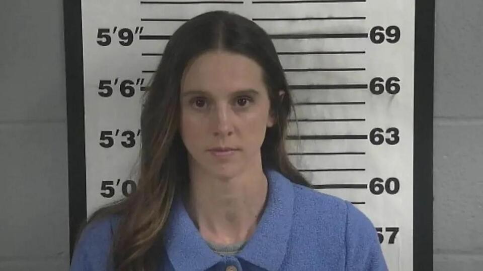 مدربة كرة سلة في مدرسة ثانوية تواجه أكثر من 30 تهمة جنسية بعد تحقيق مع طالبة