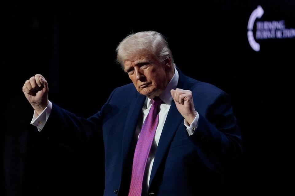 استطلاعات جديدة تكشف تراجع تأييد ترامب مع ارتفاع أسعار البنزين