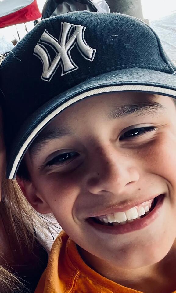 أب يقتل ابنه داخل حمام مطار في نيفادا ثم يطلق النار على نفسه