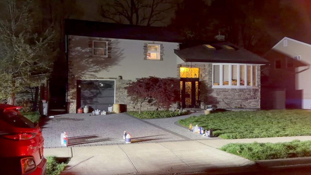 اعتقال أب وابنه في نيويورك بعد العثور على مواد كيميائية خطرة في منزلهما