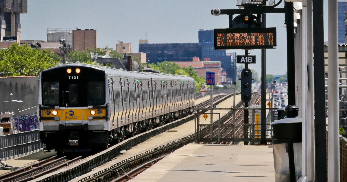 إضراب LIRR يلوح السبت.. مفاوضات لتجنب تعطيل 300 ألف راكب يوميًا