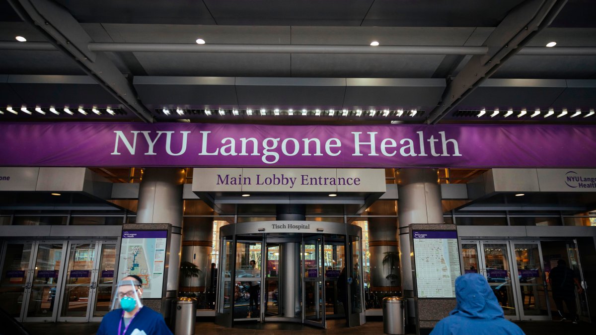 التحقيقات الفدرالية تستهدف مستشفى NYU لانجون بشأن رعاية الأطفال المتحولين جنسياً