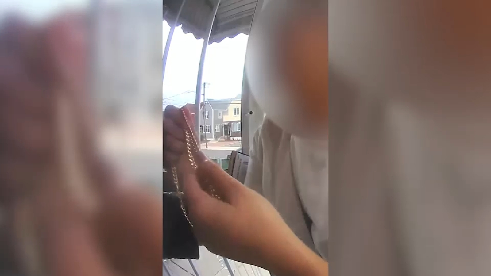 شرطة نيويورك تحذر من عمليات احتيال تستهدف كبار السن بمبادلة المجوهرات