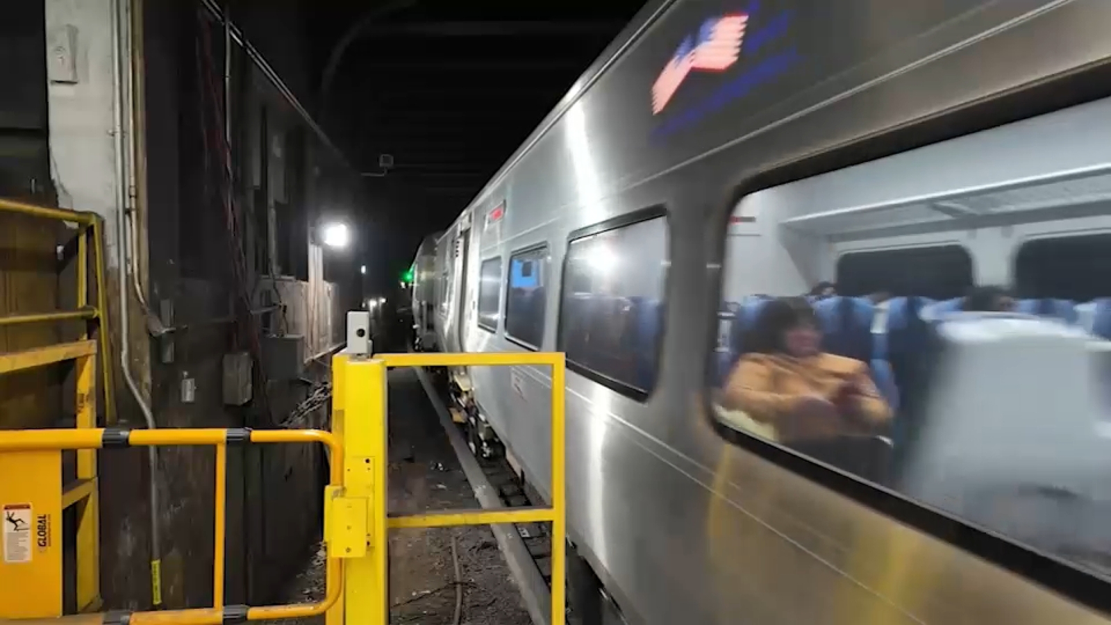 حريق كهربائي في نفق محطة بن ستايشن يعطل حركة قطارات LIRR صباح الجمعة
