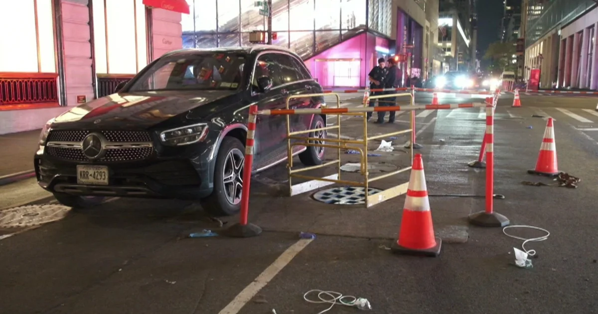 وفاة امرأة في نيويورك بعد سقوطها في فتحة صرف مفتوحة في شارع مزدحم