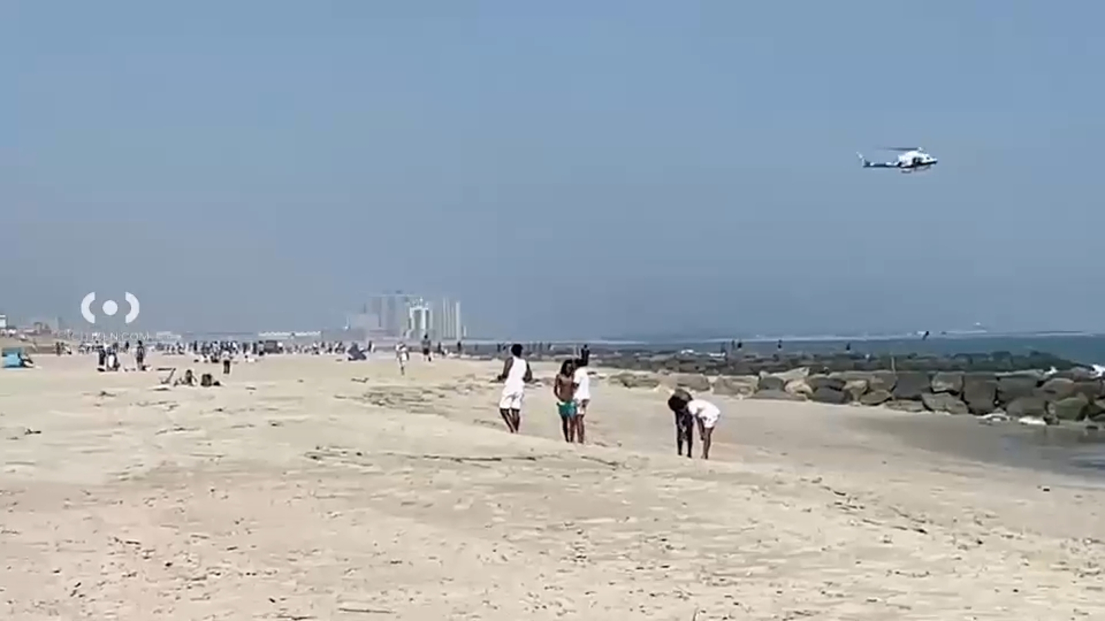 غواصون يواصلون البحث عن شاب مفقود في مياه شاطئ روكاواي في كوينز