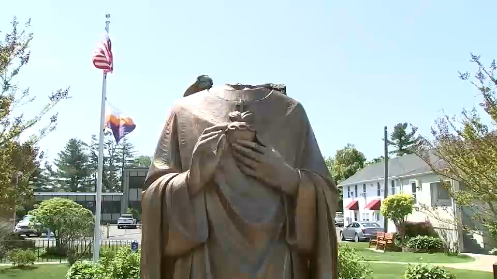 الشرطة تحقق في حادثة قطع رأس تمثال ديني بكنيسة في إيست إيسليب بنيويورك
