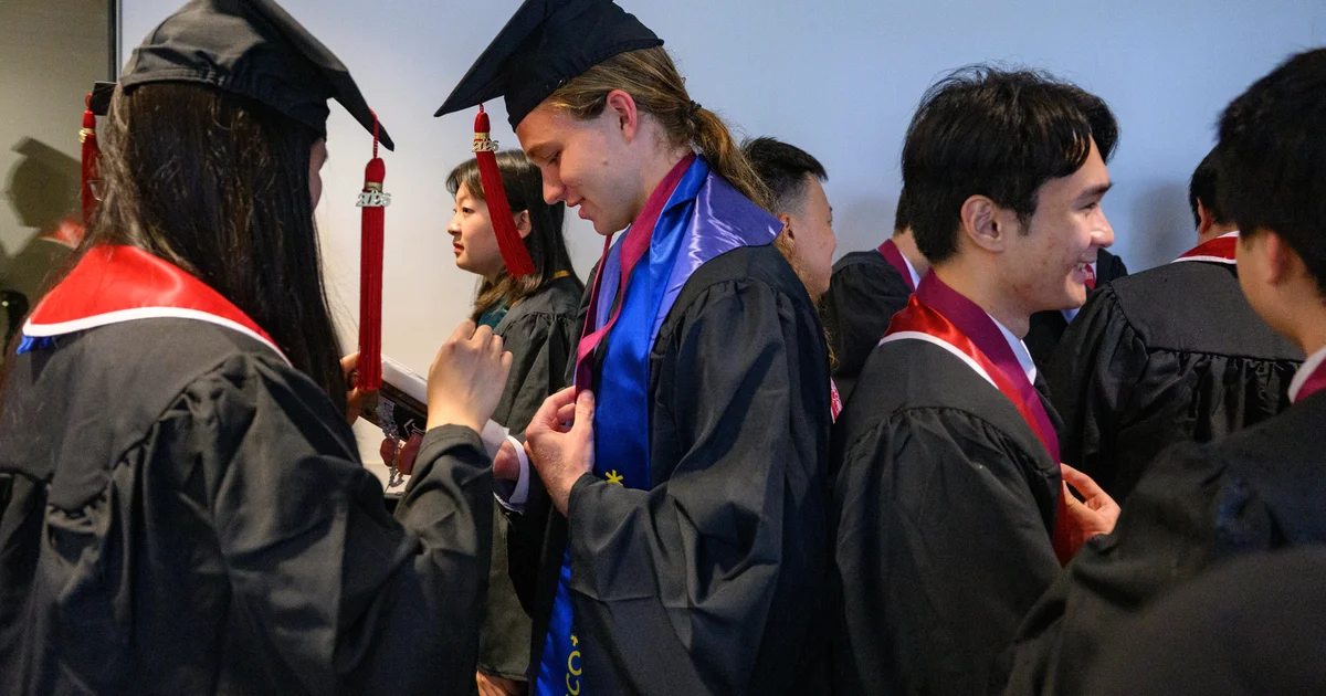 تزايد القلق بين خريجي الجامعات الأمريكية من تأثير الذكاء الاصطناعي على فرص العمل