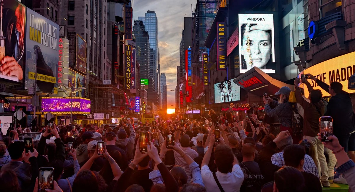 شهد مايو ظاهرة مانهاتنهينج وقمرين كاملين في نيويورك مع احتفالات فلكية في بروكلين