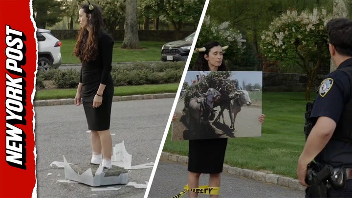 احتجاج نشطاء PETA بأقدام مغطاة بالأسمنت أمام بيبسيكو في بورشيز بنيويورك