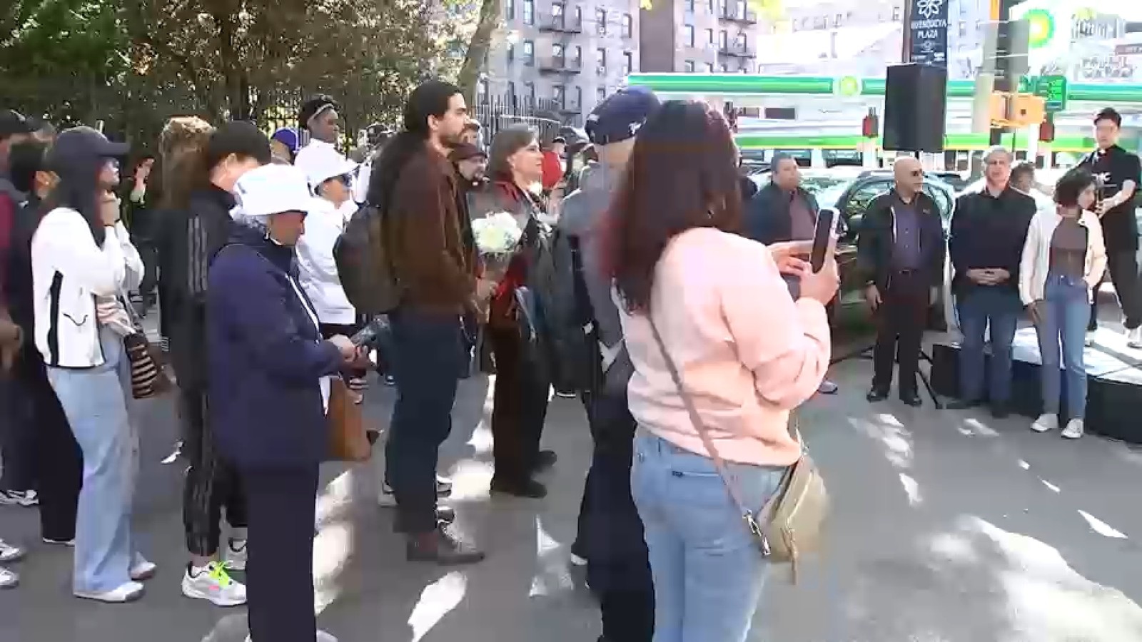 إقامة وقفة حداد في إينوود بمانهاتن على ضحايا حريق مبنى سكني من 6 طوابق