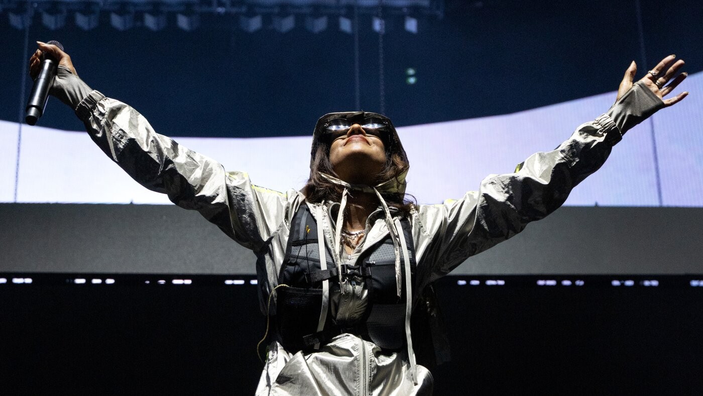طردت مغنية الراب البريطانية M.I.A. من جولة Kid Cudi في دالاس بولاية تكساس بعد تصريحات مثيرة