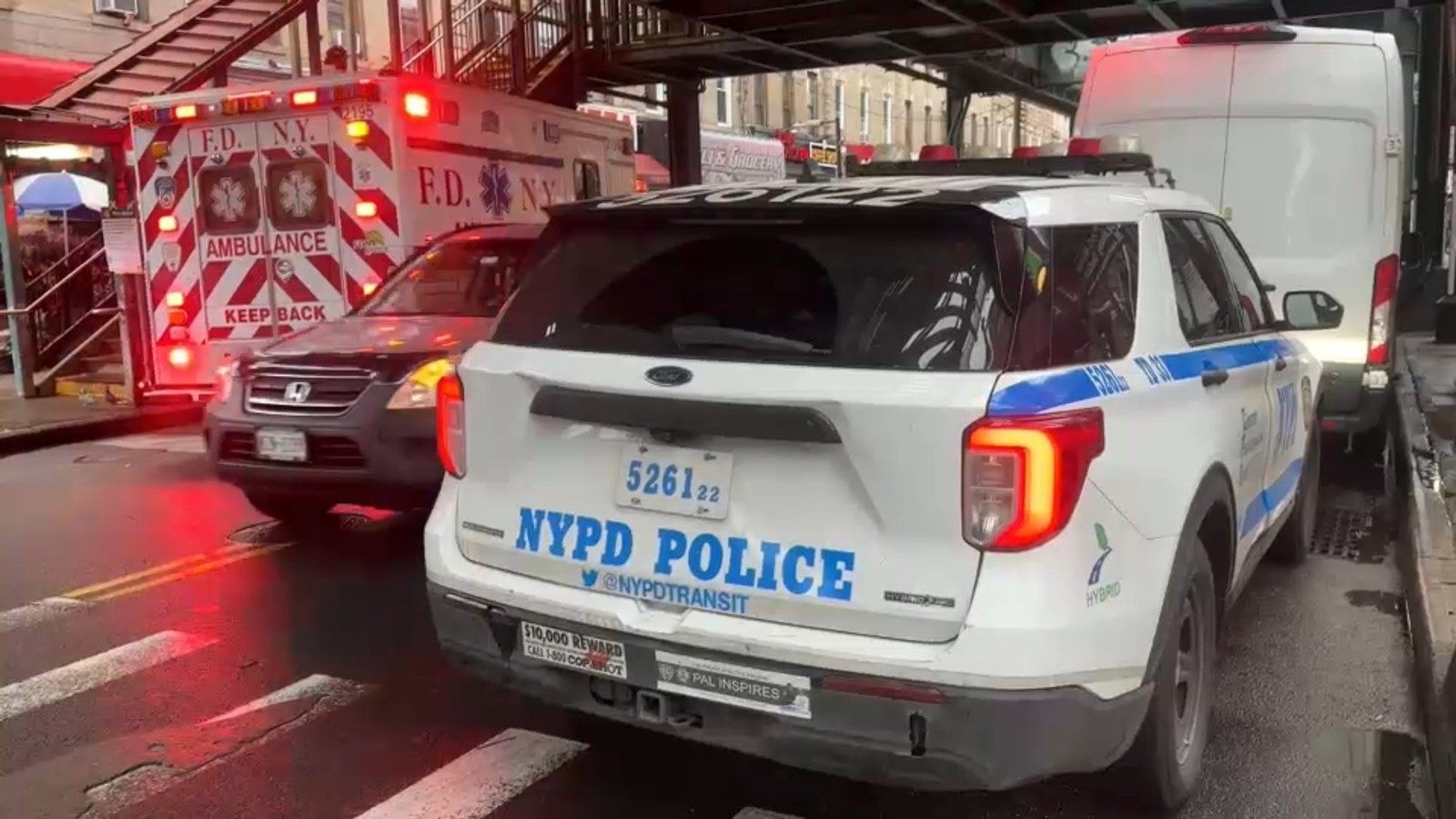 طعن رجل مرتين على قطار في محطة 111 ستريت بريتشموند هيل كوينز وفرّت الجانية