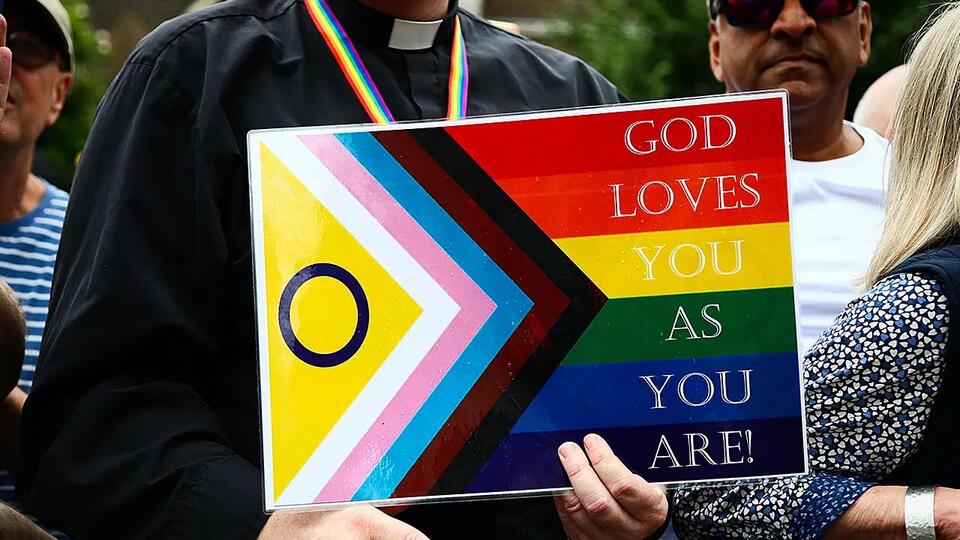 احتفالات تخرج خاصة لمجتمع LGBTQ في جامعات مسيحية كبرى تشمل عروضاً فنية