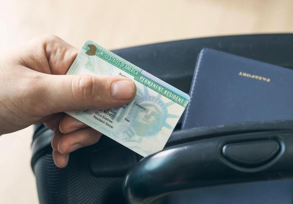 كل ما نعرفه عن الإعلان جديد من USCIS حول شروط الحصول على الجرين كارد في أمريكا