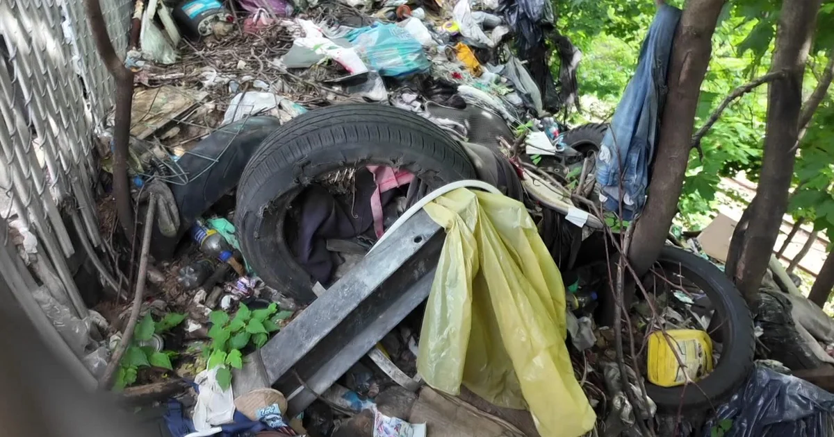 سكان ماسبيث يطالبون بحل أزمة تراكم القمامة على خطوط السكك الحديدية