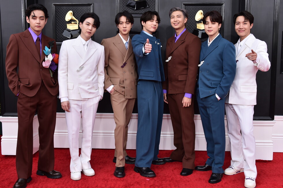 فرقة BTS وكاردي بي وسنوب دوغ يحيون مهرجان iHeartRadio الموسيقي في لاس فيغاس 2026