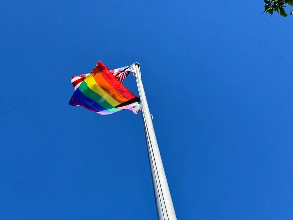 رفع علم التقدم والفخر في مدرسة ويست أورانج الثانوية دعماً لمجتمع LGBTQ+