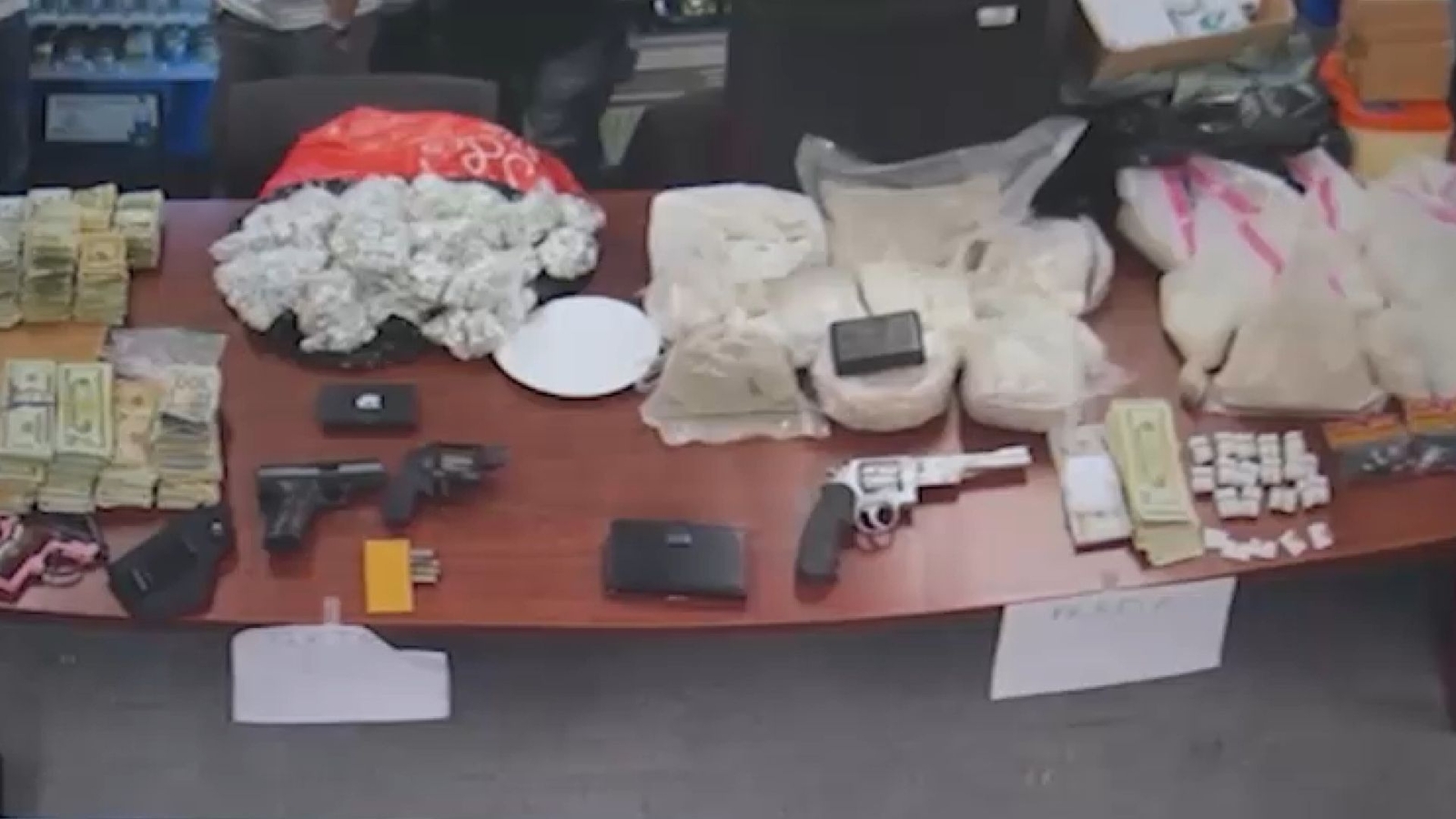 الشرطة توجه اتهامات لـ32 شخصًا في تفكيك عصابات مخدرات بالبروكلين