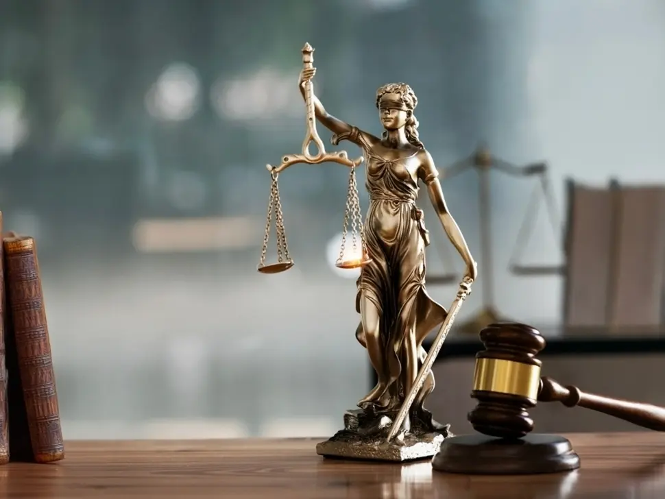 اعتراف شرطي سابق في مانالابان بملاحقة قاصرات واستخدام غير قانوني لقاعدة بيانات