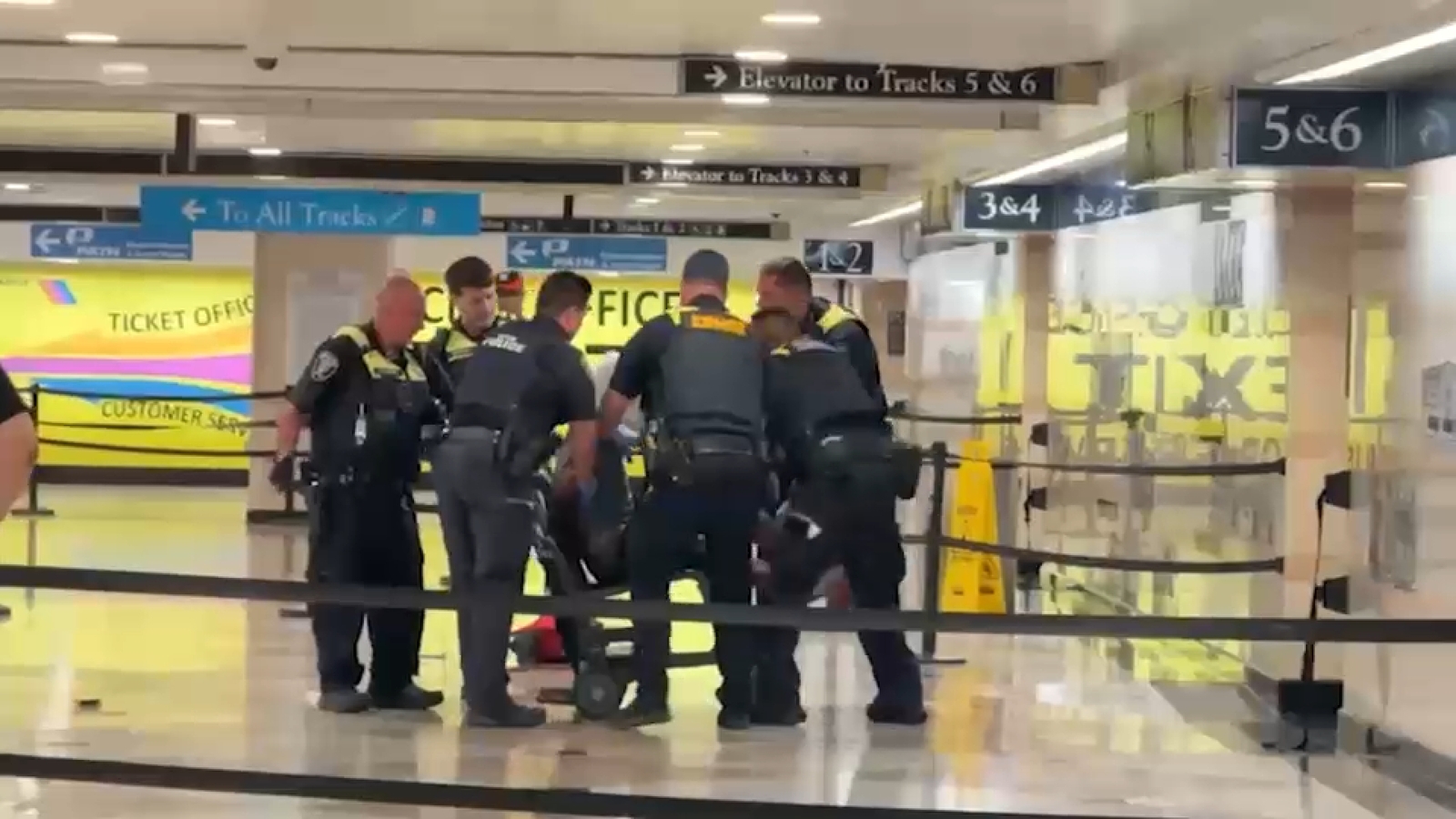 اتهام مشتبه به بطعن 7 أشخاص في محطة بن ستايشن بنيويورك بـ18 تهمة جنائية
